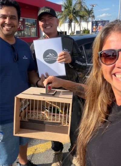 Entrega de uma ave do Criadouro Lagoa dos Sonhos ao novo responsável, em caixa de transporte apropriada, junto com a documentação oficial do criadouro